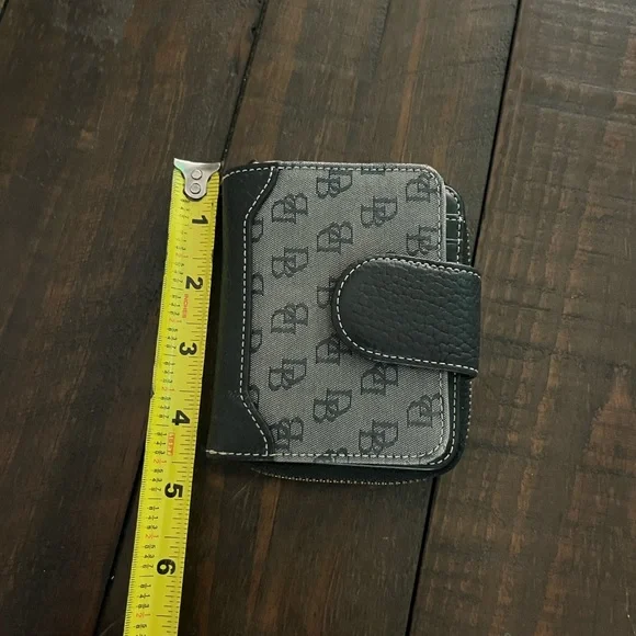 Dooney & Bourke Vintage Signature Logo Zip around wallet - Picture 6 of 16